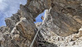 Felsentor 4. SL Blick durch das Felsentor zum letzten Standplatz