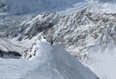 David Göttler in der vereisten Schell Route (c) Simone Moro/The North Face