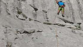 Peter Pesendorfer an der Crux von Halbblut bei der Erstbegehung