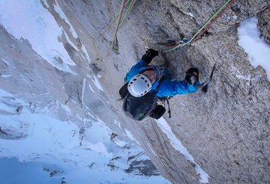 Dani kurz vor dem Stand einer der ausgesetzesten Längen der gesamten Route (c) David Lama