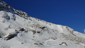 Blick von der Bergstation auf den Ostgrat und den Gipfel (links oben)