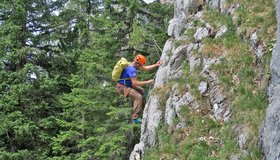 Beim Einstieg in den Felix und Charlotte Familienklettersteig