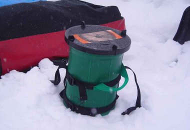 Eine der Besten Erfindungen im Alpinismus des 21.Jahrhunderts: human waste bin aka known as shitbox