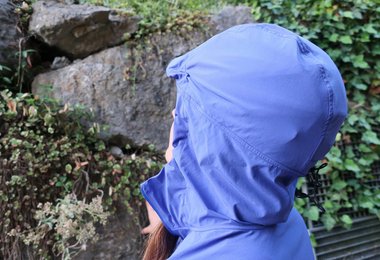 Die große Kapuze beim Arcteryx Sigma SL Anorak geht gut über den Kletterhelm.