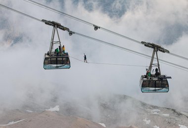 Highline zwischen den Seilbahnkabinen der Zugspitzbahn(C) One Inch Dreams