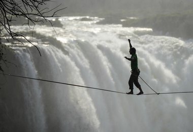 Highline an den Victoria Falls (c) Jacques Marais
