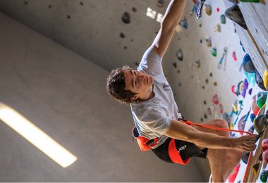 Adam Ondra mit seinem neuen Outfit (c) Mammut