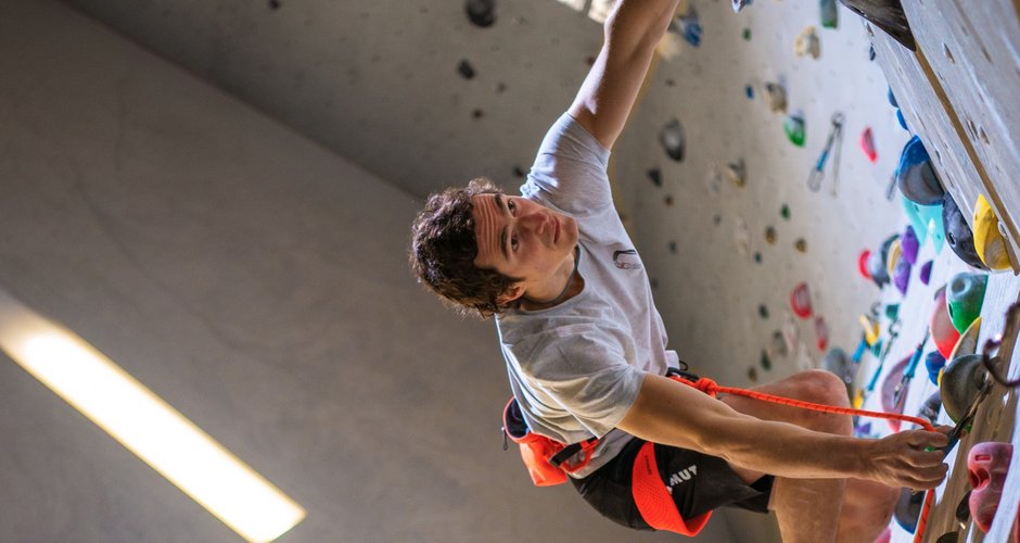 Adam Ondra mit seinem neuen Outfit (c) Mammut
