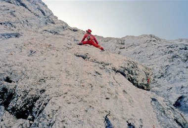 Darshano L. Rieser mit seinem Markenzeichen, dem Zylinder, in der Schlüssel-Seillänge von „Odyssee“ (c) Wolfgang Müller