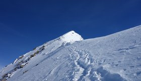 Nach dem Skidepot den recht leichten Grat zum Gipfel. Steigeisen und/oder Pickel trotzdem empfehlenswert.