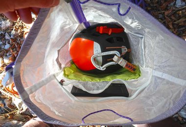 Blick von oben in den DB Weigh Lighter 25 L Rucksack