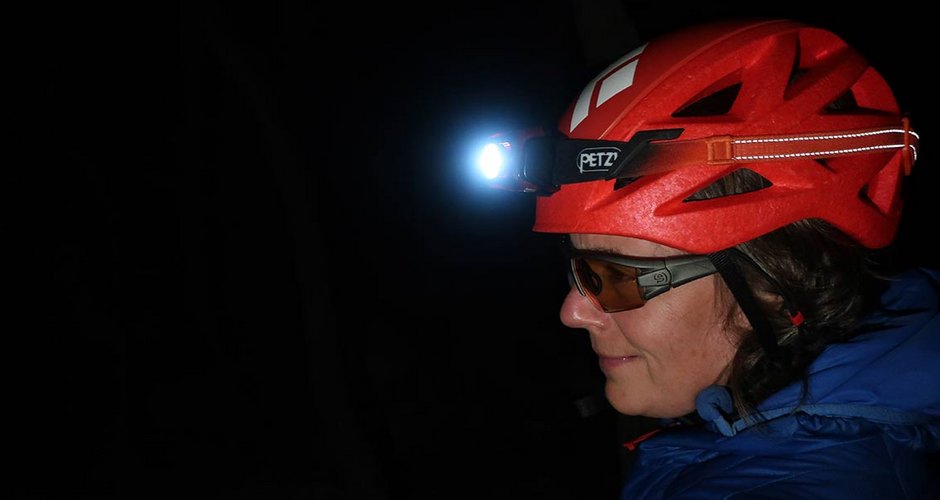 Die Swift RL Stirnlampe geht perfekt auf einen Kletterhelm