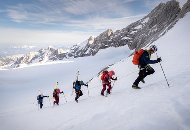 Vorstand des Bergführerverbandes Hati Finsterer am Weg zum Dachstein