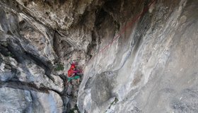 Beginn der Querung zum Stand in der ersten Seillänge.