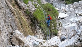 Schon weiter oben beim moosigen Block mit einer Leiter im Val Scura