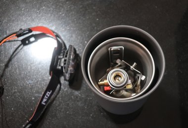 Lässt sich sehr gut in das kleine Soto Thermostak Geschirr verstauen.