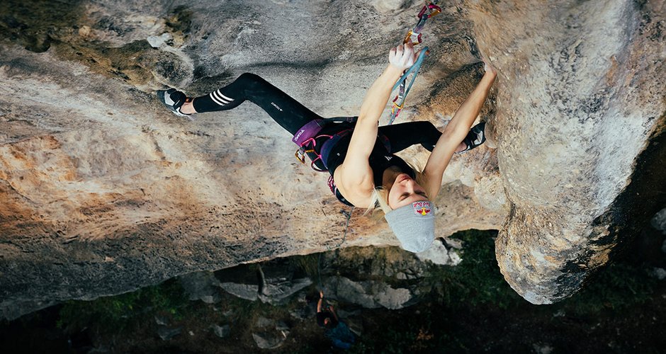 Janja Garnbret mit ihrer Janja Collection beim Klettern in Arco