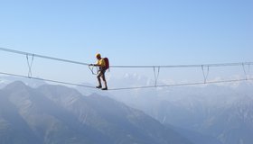 Auf der großen Seilbrücke - hinten die 4000der des Wallis.