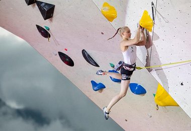 Sport climbing superstar Janja Garnbret an der Kunstwand in einem World Cup Bewerb © Foto: Zlu Haller