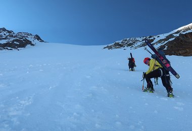 In der Hinteren Schwärze Nordwand - auch diese Tour begann mit der Stirnlampe auf dem Kopf.