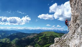 Der Einstieg zu Teil 2 - hinten der Kronplatz  (Piz da Peres Klettersteig)