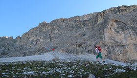 Unterhalb der großen Westwand - der rote Punkt markiert den Einstieg.