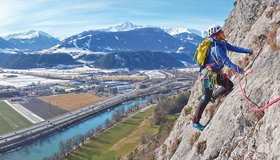 Die Route Emmentaler an der Martinswand geht auch in der kalten Jahreszeit bei Sonne und wenig Wind gut zu klettern.