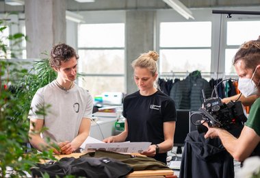 Adam Ondra bei seinen neuen Hauptsponsor (c) Mammut