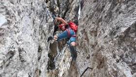 Im zweiten Kamin - anfangs viele Klammern, weiter oben dann zusätzlich ein Sicherungsseil (Pößnecker Klettersteig).