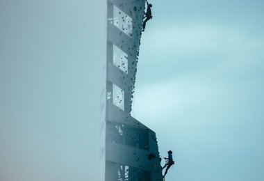 Adam Ondra und Mad Emil Dalsgaard  an der Fassade von CopenHill, Denmark (c) Petr Chodura