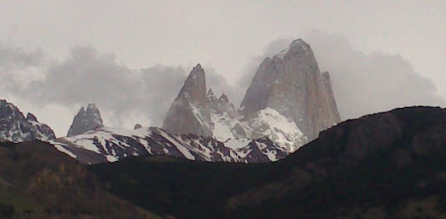 Der Fitz Roy, im Bereich des linken Pfeiler führt die Kalifornier Route