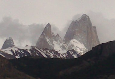 Der Fitz Roy, im Bereich des linken Pfeiler führt die Kalifornier Route
