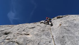 Die Schlüsselstelle (7-) ist bei den ersten beiden Haken der zweiten Seillänge.