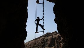 Auf der großen Leiter in der Höhle.