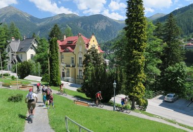 Es soll vorkommen, dass sich Rollerfahrer in die Villengegend von Bad Gastein verirren ... ;-)