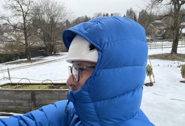 unter darunter tragen. Der Kapuzenschirm hält Niederschlag vom Gesicht fern