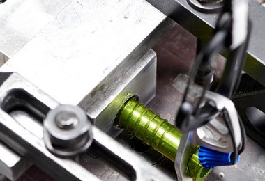 QC Lab: Eisschrauben aus Aluminium vs. Stahl