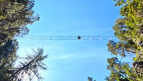 Auf der langen unteren Hängebrücke - Abenteuer Kulturweg Ferrata Puntins Ots Uina