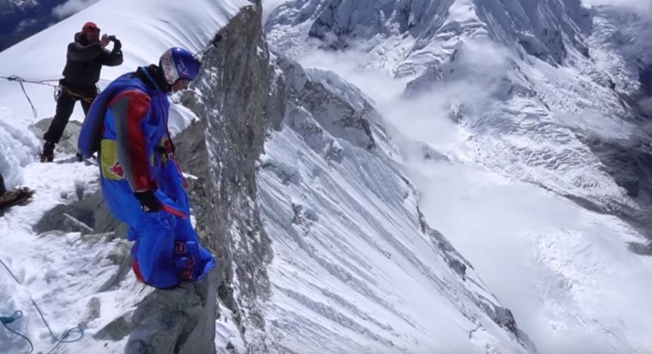 Valery Rozov beim Absprung vom Huascarán in Peru auf 6,725 