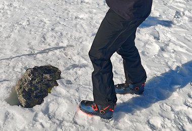 Skischuhe oder Steigeisen kann man beim Anziehen der Latok Gore-Tex Pro Hose anlassen - komplett durchgehender Zipp!