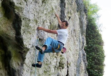 Beim Sportklettern bis 7c top.