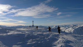 Das flache Gipfelplateau mit dem Kreuz.