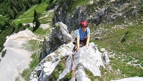 In der letzten Seillänge, schön zu sehen der Gratverlauf im Hintergrund.