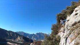 Querung in der zweiten Seillänge - L alpinista dai capelli bianchi - Coste di Loppio