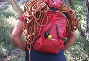 Hinten am Rucksack läutet die Glocke nicht so laut.