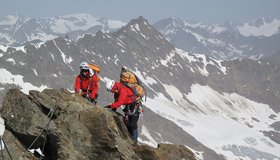 Auf dem mit Stahlseil abgesicherten Grat des Nordgipfels der Hochwilde.