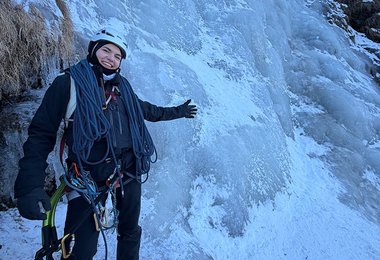 Die Rab Latok GTX Gore-Tex Pro Kombination beim Eisklettern.