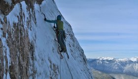 Prekäre Schneeauflage auf den Felsplatten der 1. SL. Foto M. Schuster