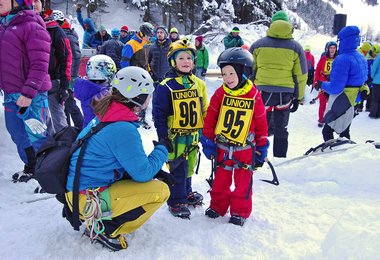 Auch die ganz kleinen Eiskletterer haben Spaß.