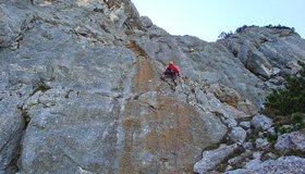 Im Bereich des roten Streifens in der 7. Seillänge von „Lachende Steine“ an der Reiteralpe.
